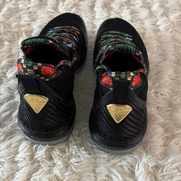 Stylish Black and Gold Athletic Shoes for Men - Picture 2 of 7